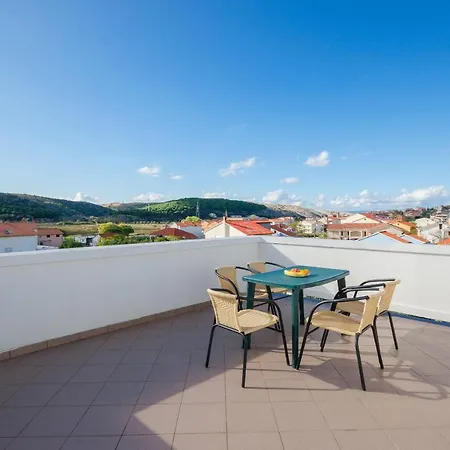 Apartment Pela *