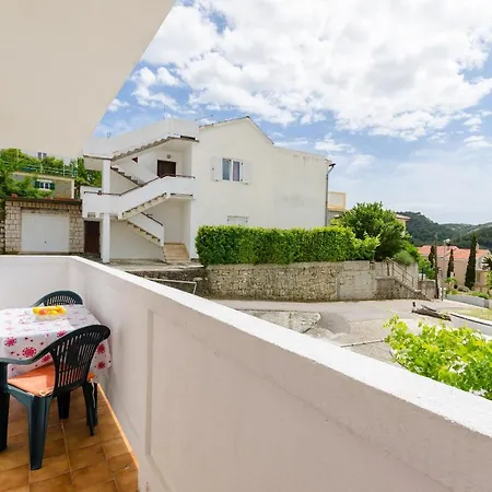 Apartment Pela